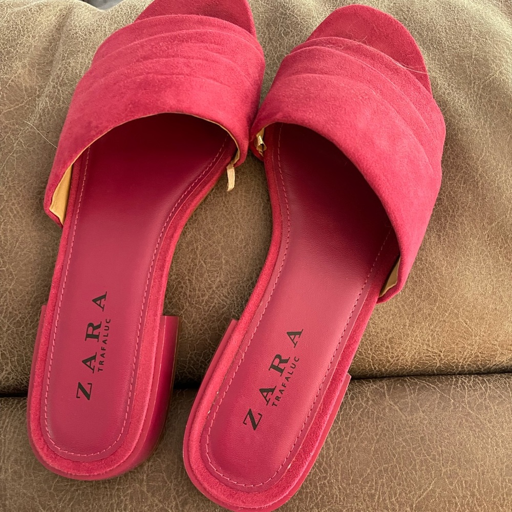 Like new Zara resort flat sandals